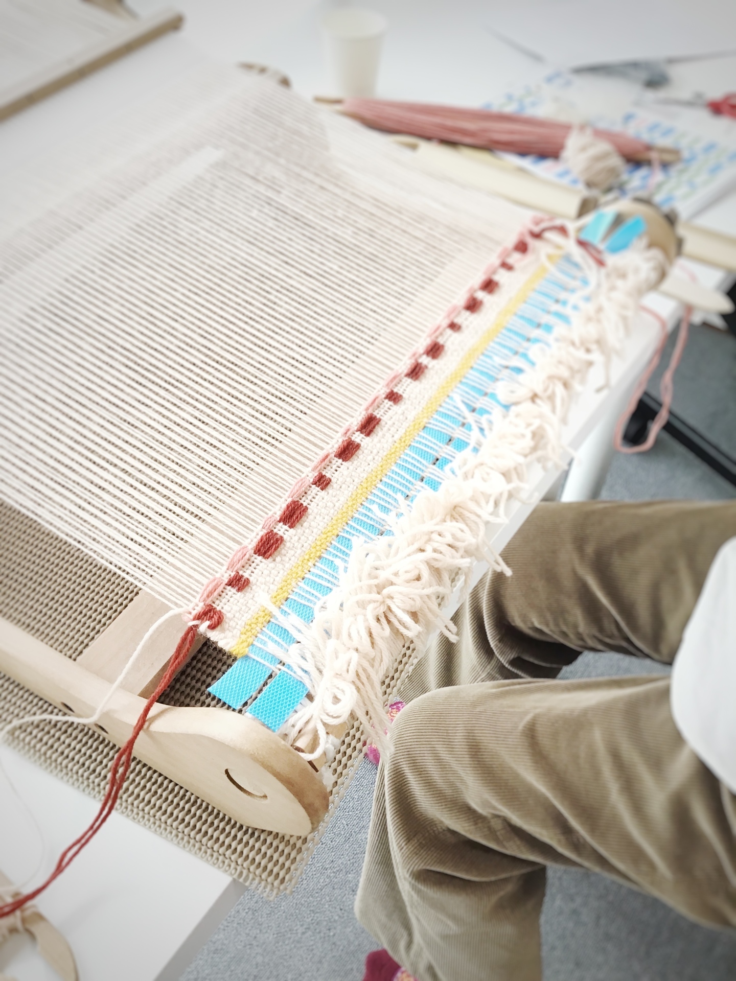 ゆさあきこの手織り教室：生徒さん織ってるところ